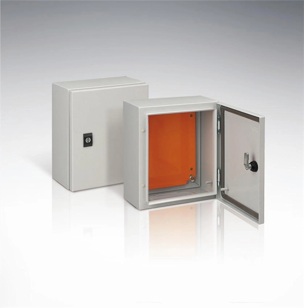 Complete distribution box with copper busbar